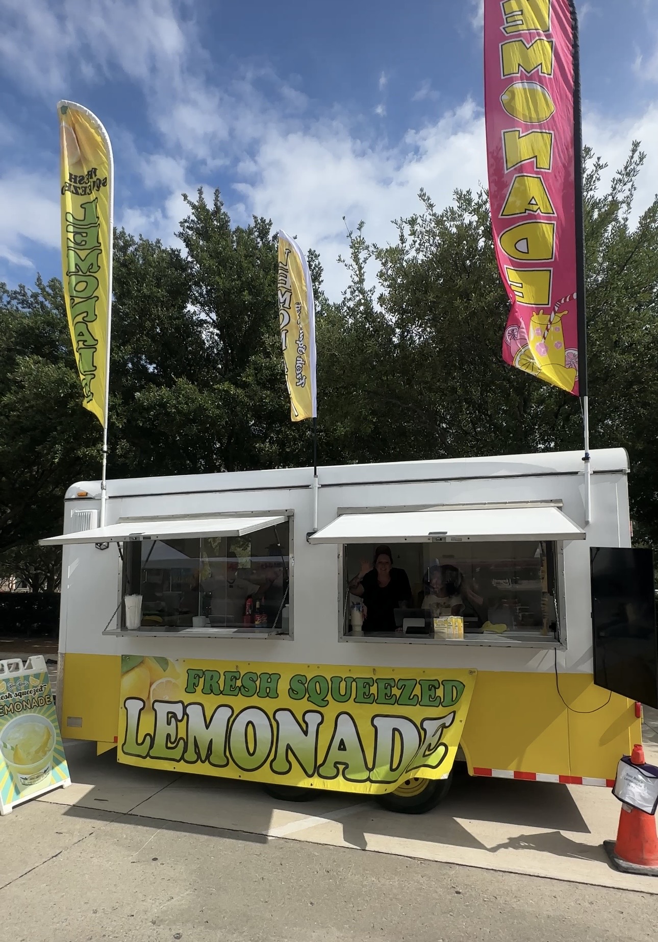 Double-window lemonade trailer with tall flags